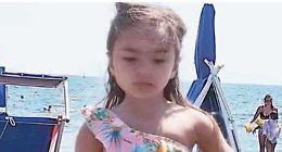 Bimba annegata, lido chiuso per lutto