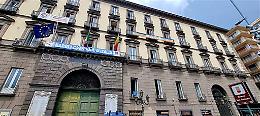 Bandiere a mezz'asta a Palazzo San Giacomo per Berlusconi