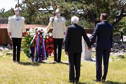 Mattarella a Basovizza, mano nella mano con Pahor
