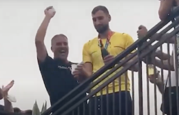 Donnarumma torna a Castellammare, bagno di folla e brindisi dal balcone con i fan