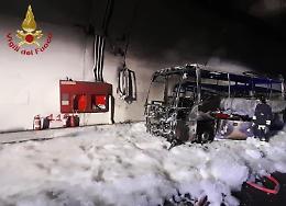 Lecco, autobus prende fuoco: autista salva 25 bambini
