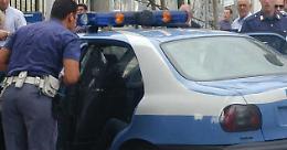 Calci e pugni per scippargli il borsello, arrestato rapinatore