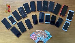 Nello zaino 21 smartphone, fermato ricettatore