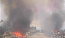 Incendio nei pressi del campo rom, nube nera sulla città