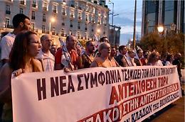 Atene, migliaia <br>in piazza contro l'accordo <br>con i creditori