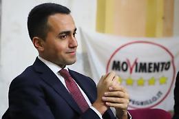 Di Maio: "Dimezziamo anche gli stipendi"