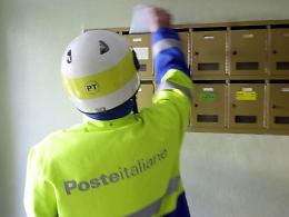 Gettava nel cassonetto le lettere: denunciato postino