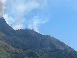 Ischia: fiamme sull’Epomeo, 4 ettari a rischio