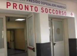 Accoltellato alla schiena, poi devasta locali dell'ospedale