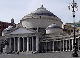 Atti osceni in piazza Plebiscito davanti a una coppia di fidanzati: bloccato un uomo
