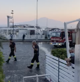 Vico Equense, piazzetta e hotel invasi dai liquami: turisti bloccati