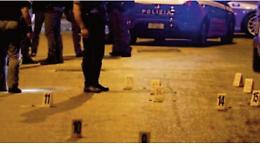 “Pistoleri” sparano raffica di colpi tra bambini che giocano in strada