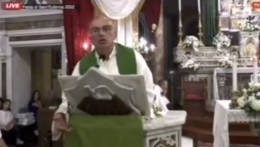 «È aumentato tutto», il parroco chiede offerte più alte: scoppia la polemica