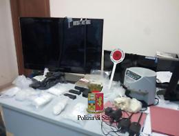 Quartiere Mercato, blitz della polizia: sequestrate armi e droga