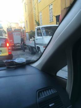Vigili del fuoco bloccati da auto in sosta selvaggia al centro di Napoli