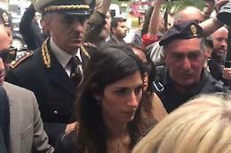Arriva la Raggi a Italia 5S, rissa tra militanti e giornalisti 