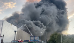 Vasto incendio ad Airola, si teme nube tossica