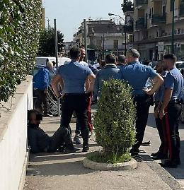 Rapina in tabaccheria, è caccia al complice