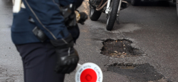 Ciclista 71enne cade in una buca stradale e muore