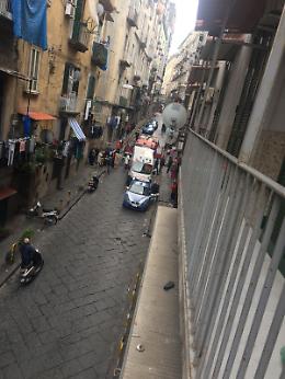Incendio in un basso nei vicoli della Sanità: muore una donna