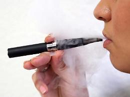 Covid, eliminare le sigarette elettroniche: chi "svapa" è più a rischio 