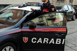 Colpisce con un pugno portiere di uno stabile, bloccato