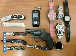 Sorpreso dalla polizia con una pistola e cinque coltelli