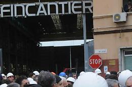 Fincantieri, gli operai bloccano la Sorrentina