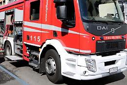Terrore a Roma, auto risucchiate da una voragine