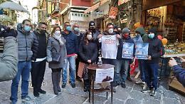 Whirlpool Napoli, gli operai finiscono sul presepe