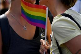 La figlia è gay, minaccia di sfregiarla con l'acido