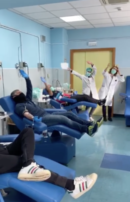 Coronavirus, a Napoli si dona il sangue sulle note di “Abbracciame"