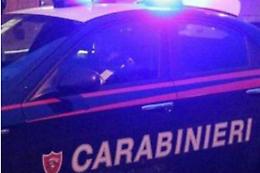 Tentano di rapinarlo e gli sparano, ferito 46enne