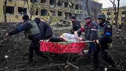 Guerra Ucraina, attacco ospedale Mariupol: morta donna con il suo bimbo