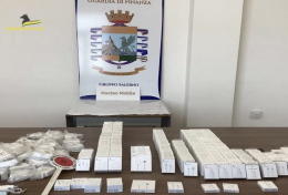 Salerno, 300 accessori Apple falsi: nei guai negoziante