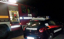 Casa a fuoco, carabiniere si lancia nelle fiamme e salva un’anziana