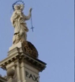 Pompei, si muove la corona della Madonnina sul Santuario: c'è chi grida al prodigio