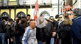 Corteo verso piazza Municipio, tensione a via Toledo VIDEO