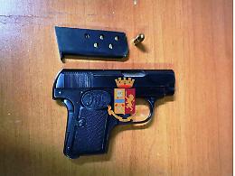 Movida choc ai "baretti" di Chiaia, 18enne fermato con una pistola