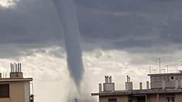 Il maltempo piega il Nord Italia: trombe d'aria e alberi caduti in città