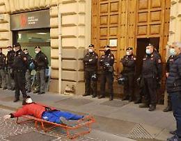Disoccupati occupano consiglio comunale: ferito agente della municipale