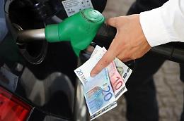 Prezzo benzina e diesel in calo in Italia, quanto costa al litro oggi