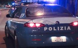 Spinge i poliziotti e scappa: preso