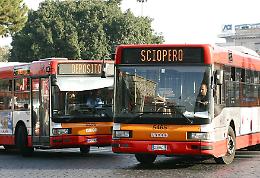 Lunedì di scioperi e caos, trasporto pubblico a rischio