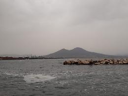 Addio al Lungomare pulito del lockdown, schiuma bianca in acqua