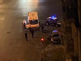 Auto sbanda in piazza Sannazaro, distrutta storica colonnina dell'acqua