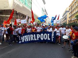 Sciopero metalmeccanici, 10mila tute blu in piazza a Napoli: operai Whirlpool in testa al corteo