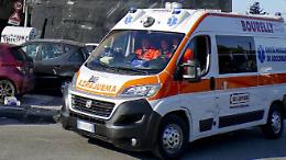 Ambulanza bloccata da auto in sosta, sanitari aggrediti