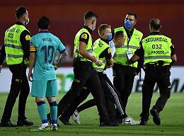 Invasione di campo durante Maiorca-Barcellona, beccato il colpevole: "Volevo solo una foto con Messi"