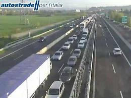 Grave incidente: uomo a piedi in autostrada travolto e ucciso. Lunghe code 